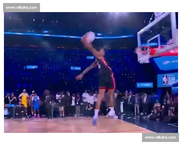 战斧扣篮震撼全场瞬间展现力量与技巧的极致结合